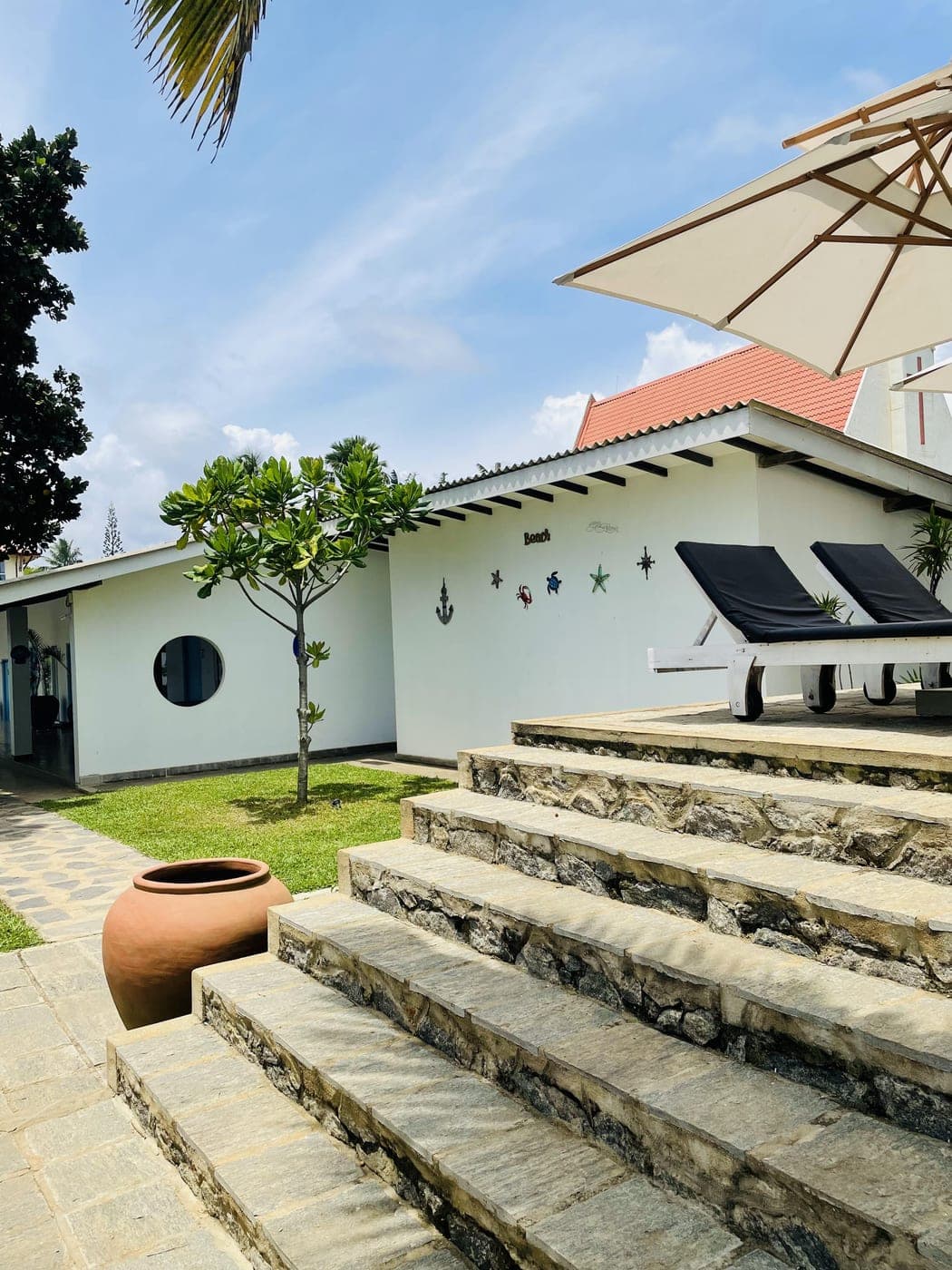 Golden sunset over the Indian ocean at Chelsi Blu Hendala